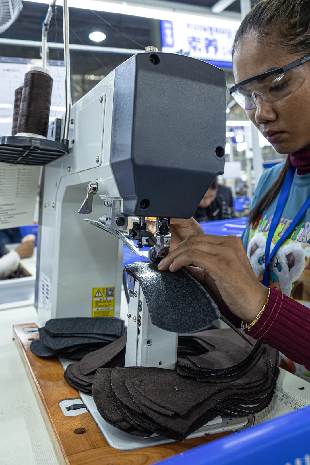 柬埔寨鞋厂针车车间实拍??