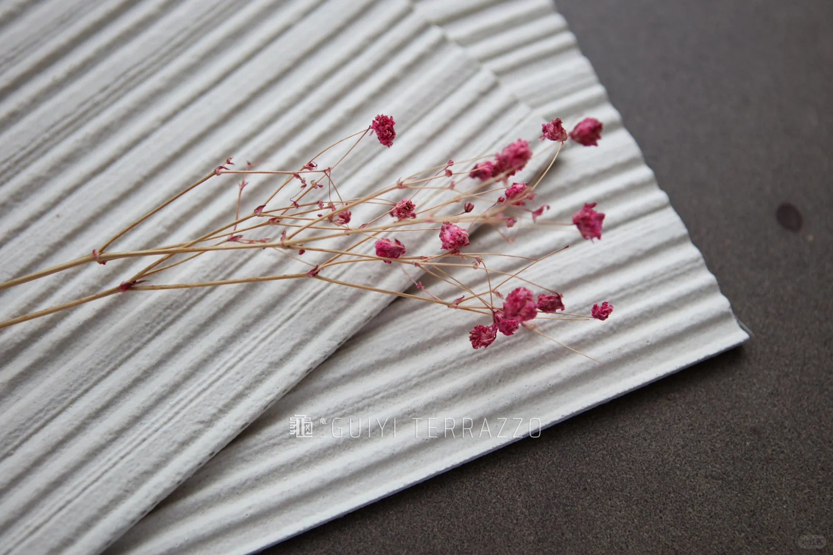 会“弯腰”的白色艺术 | 龟一软瓷材料