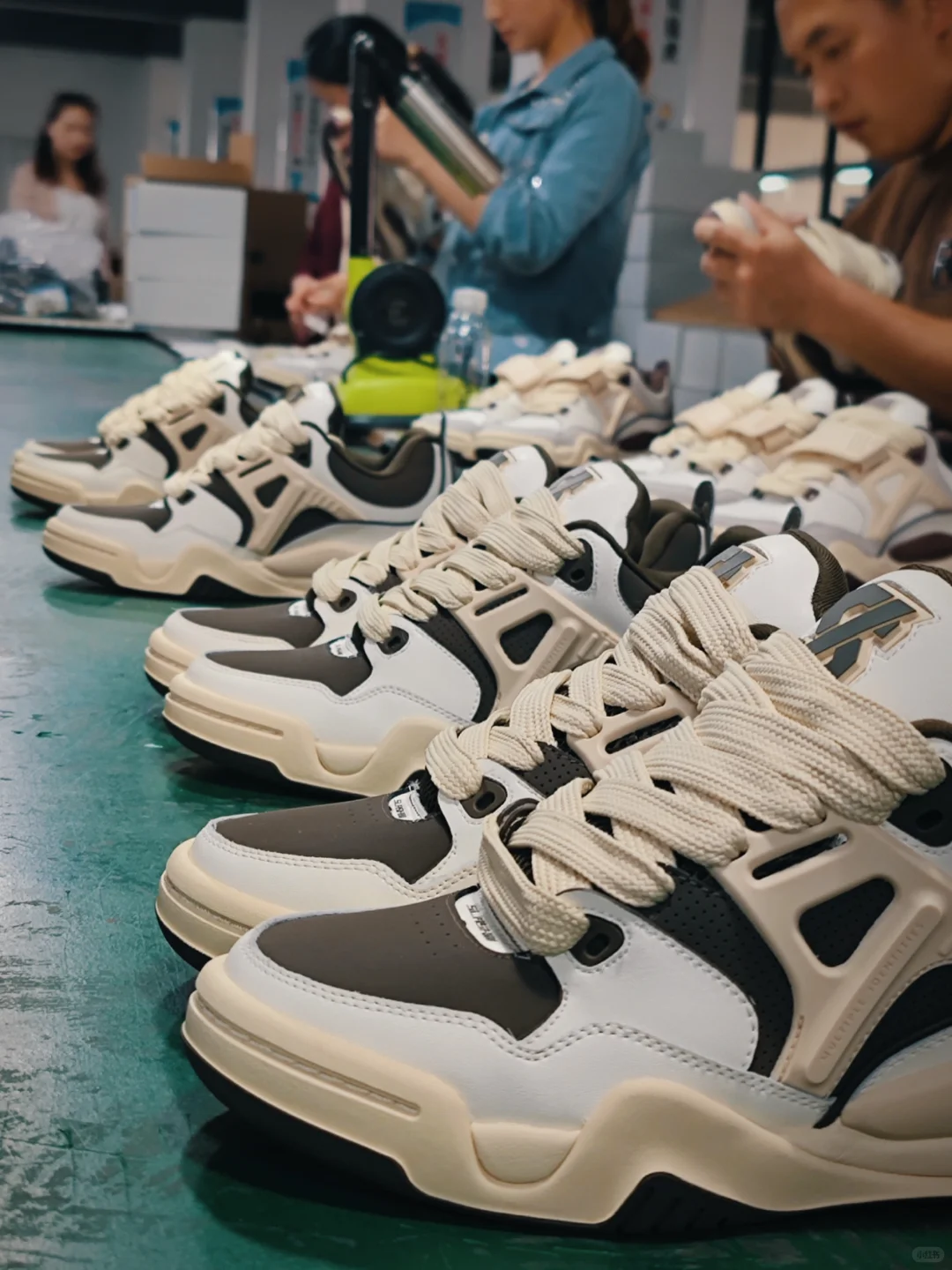 一双鞋在工厂是怎么做出来的