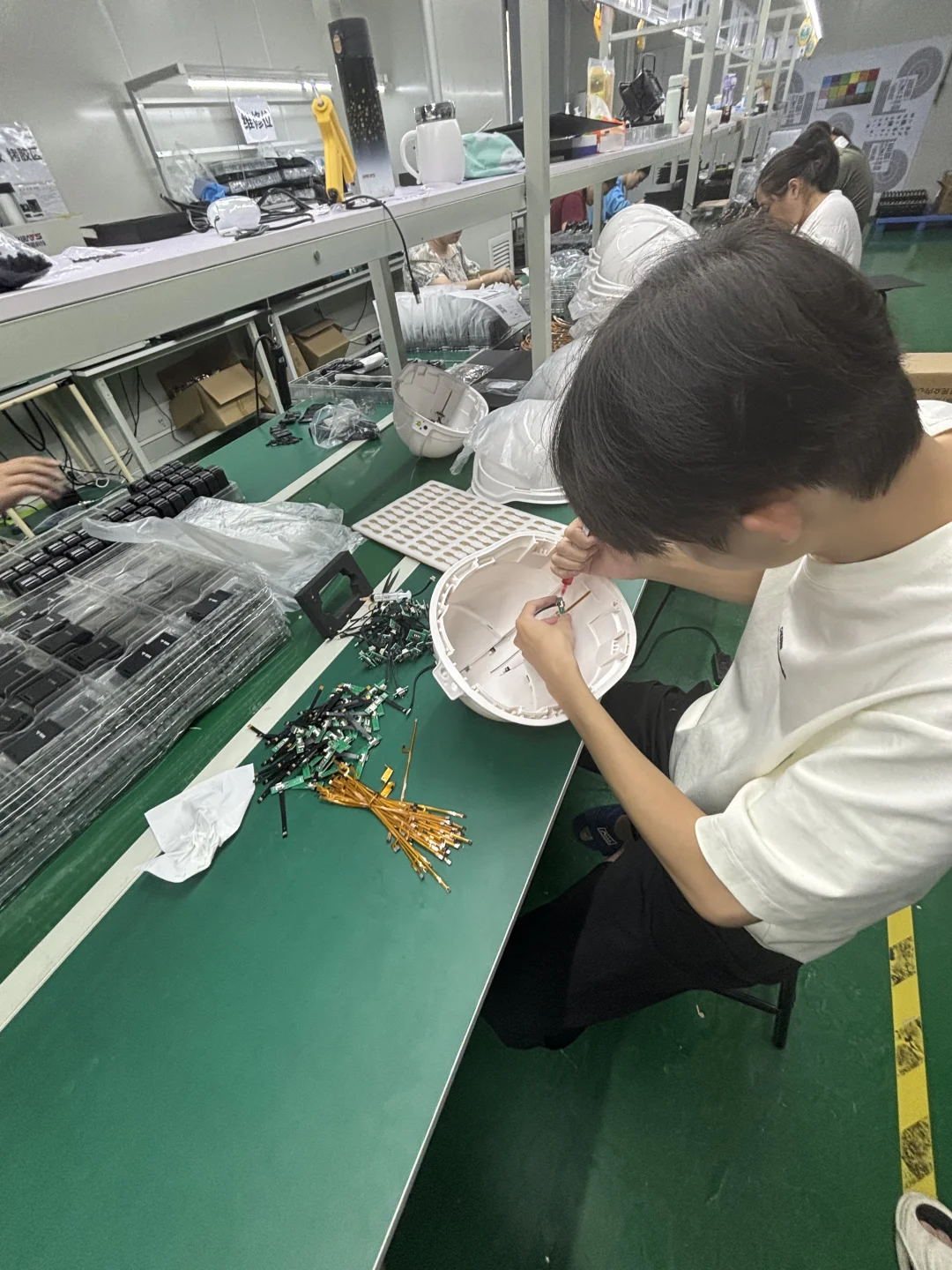智能安全帽工厂组装装配。