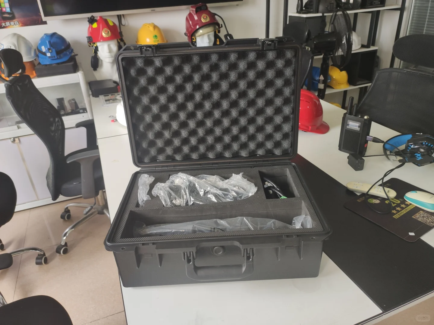 智能安全帽工厂组装装配。