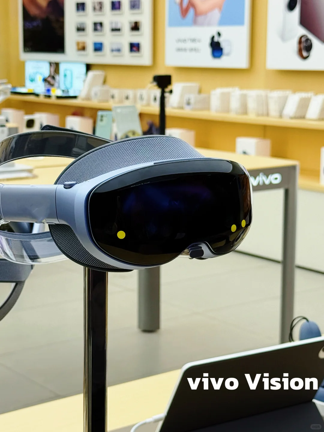 更轻更好用的vivo Vision来啦！混合现实头显