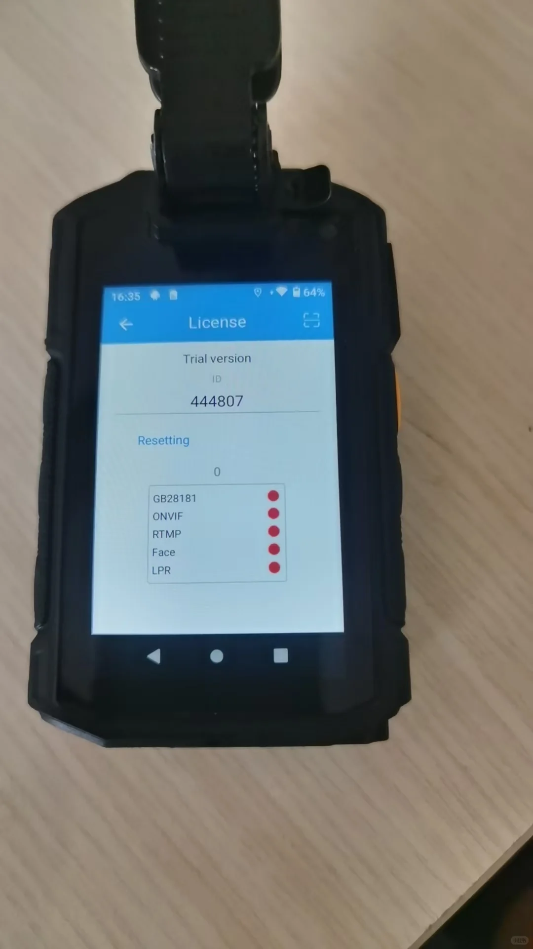 智能安全帽工厂组装装配。