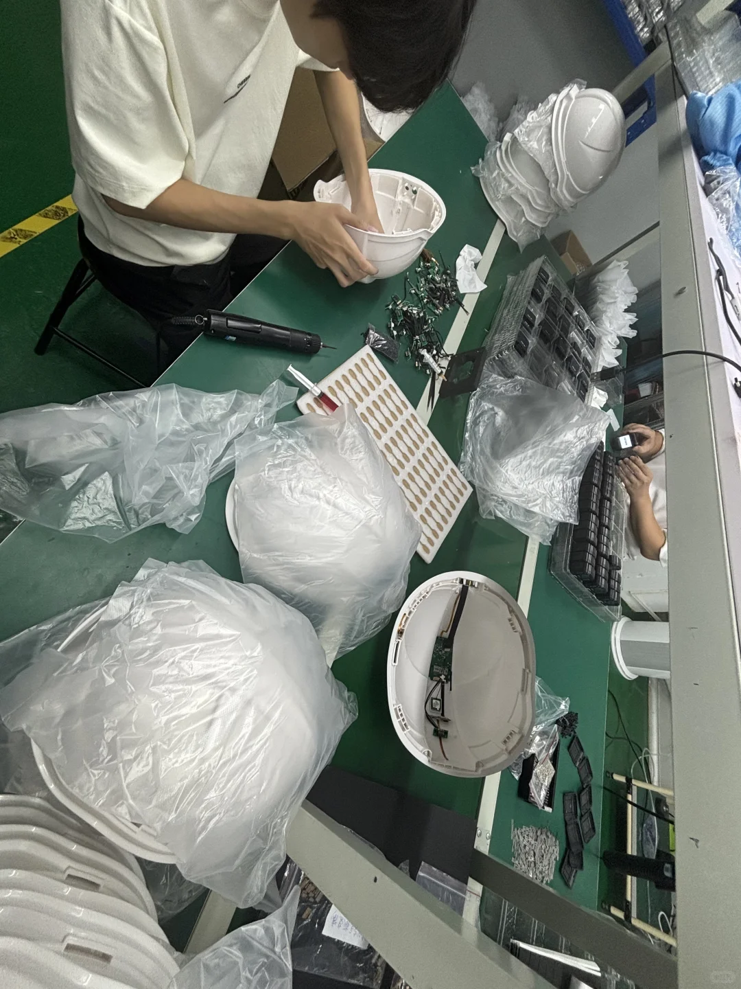 智能安全帽工厂组装装配。