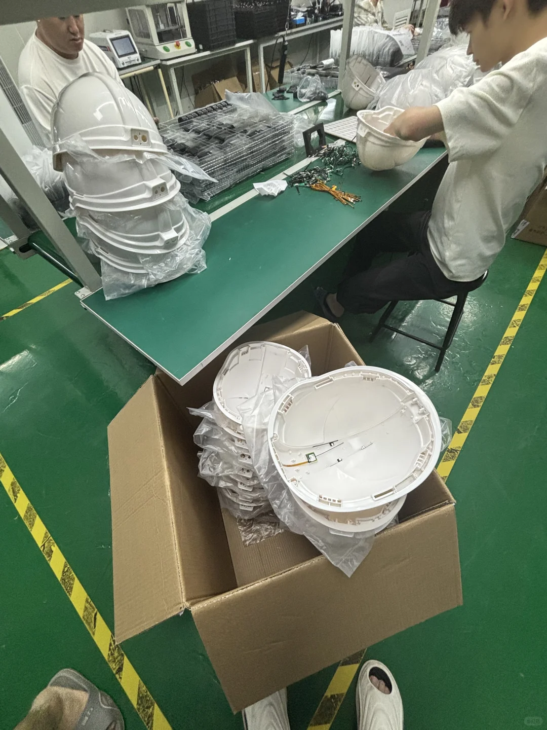 智能安全帽工厂组装装配。