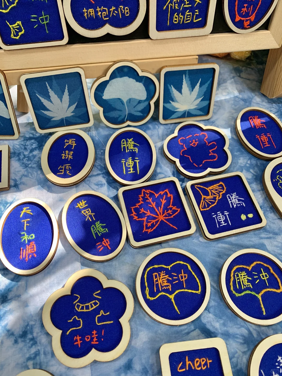 腾冲银杏村摆摊｜书法刺绣冰箱贴