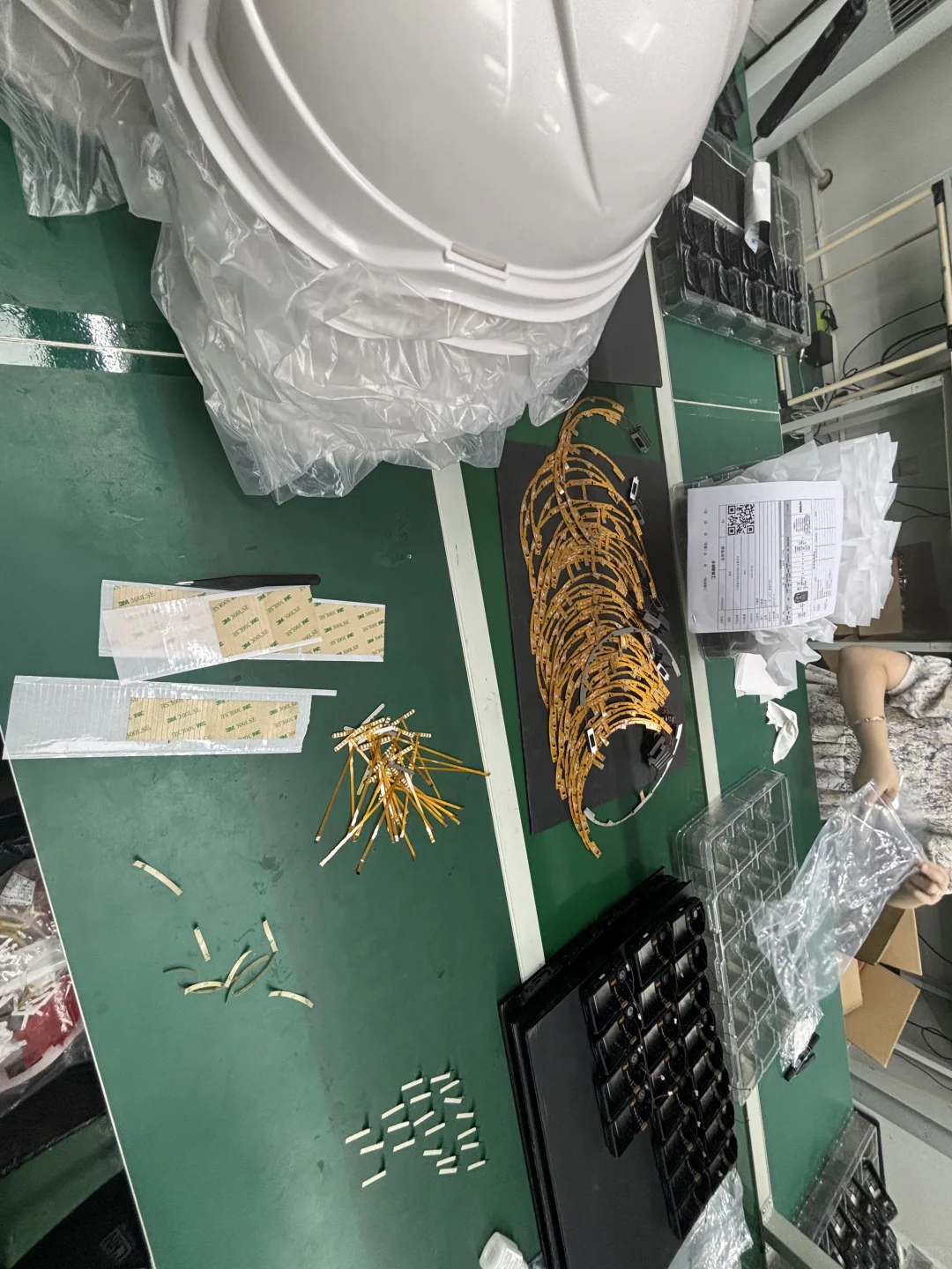 智能安全帽工厂组装装配。