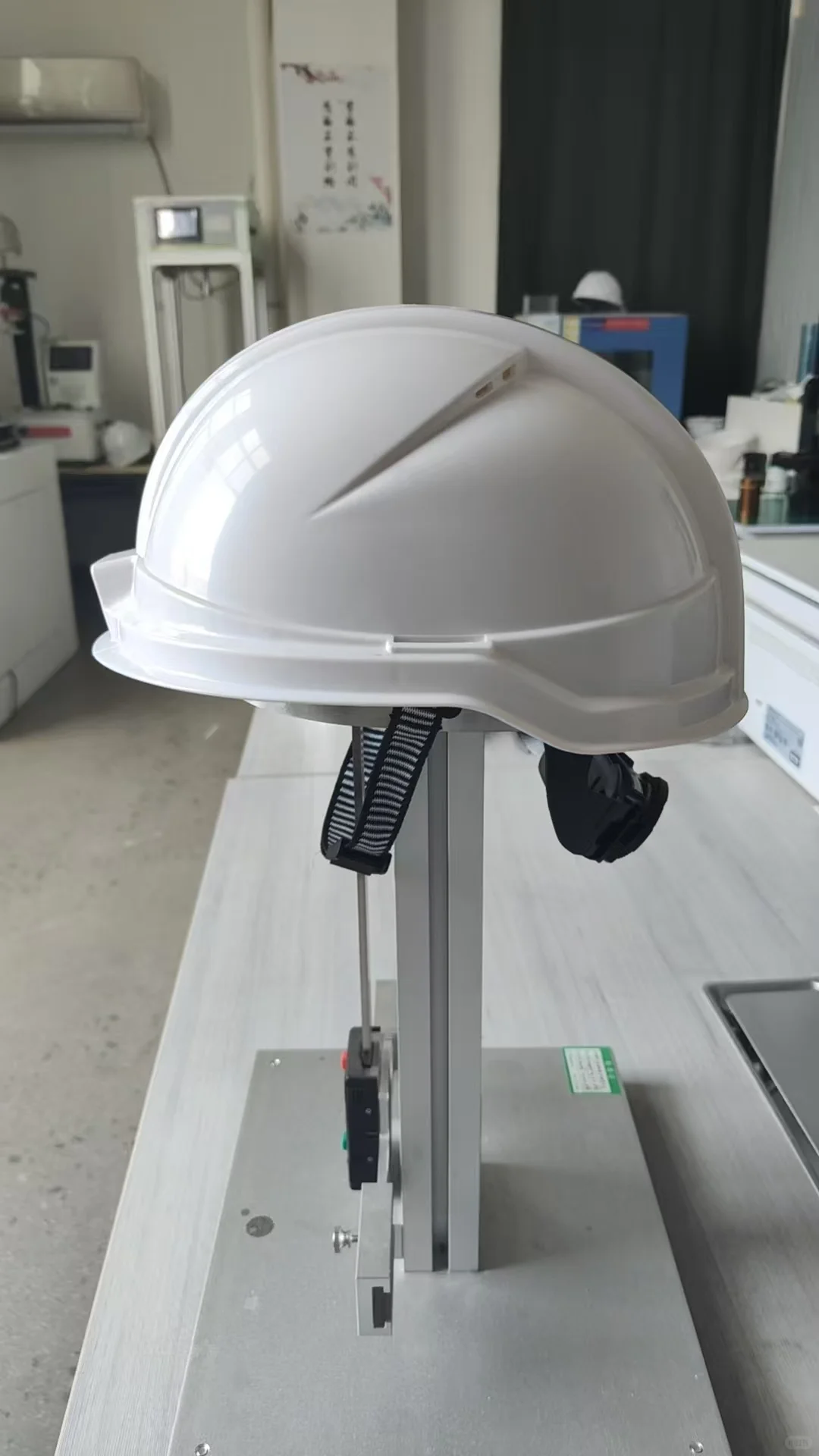 智能安全帽工厂组装装配。