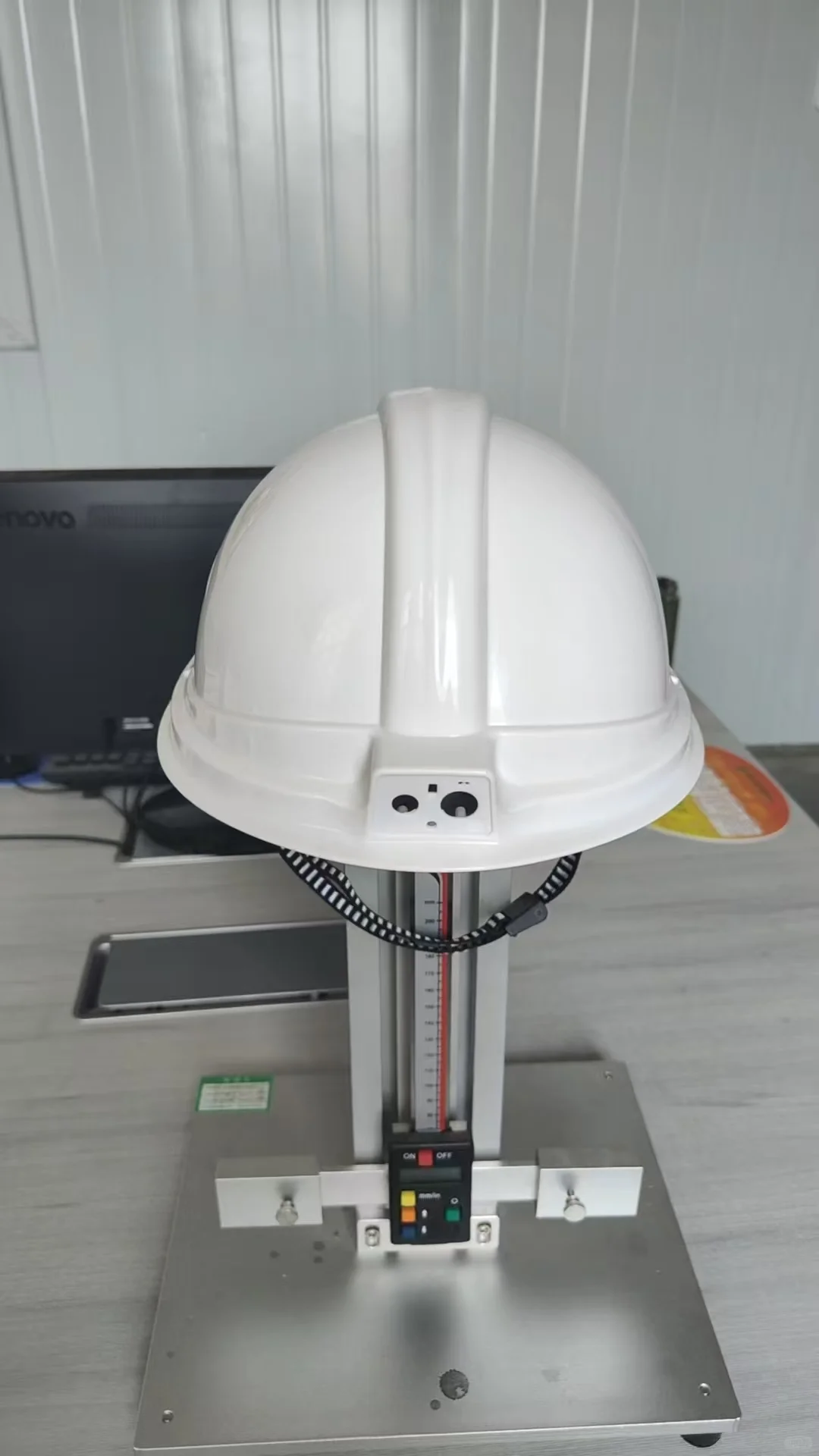 智能安全帽工厂组装装配。