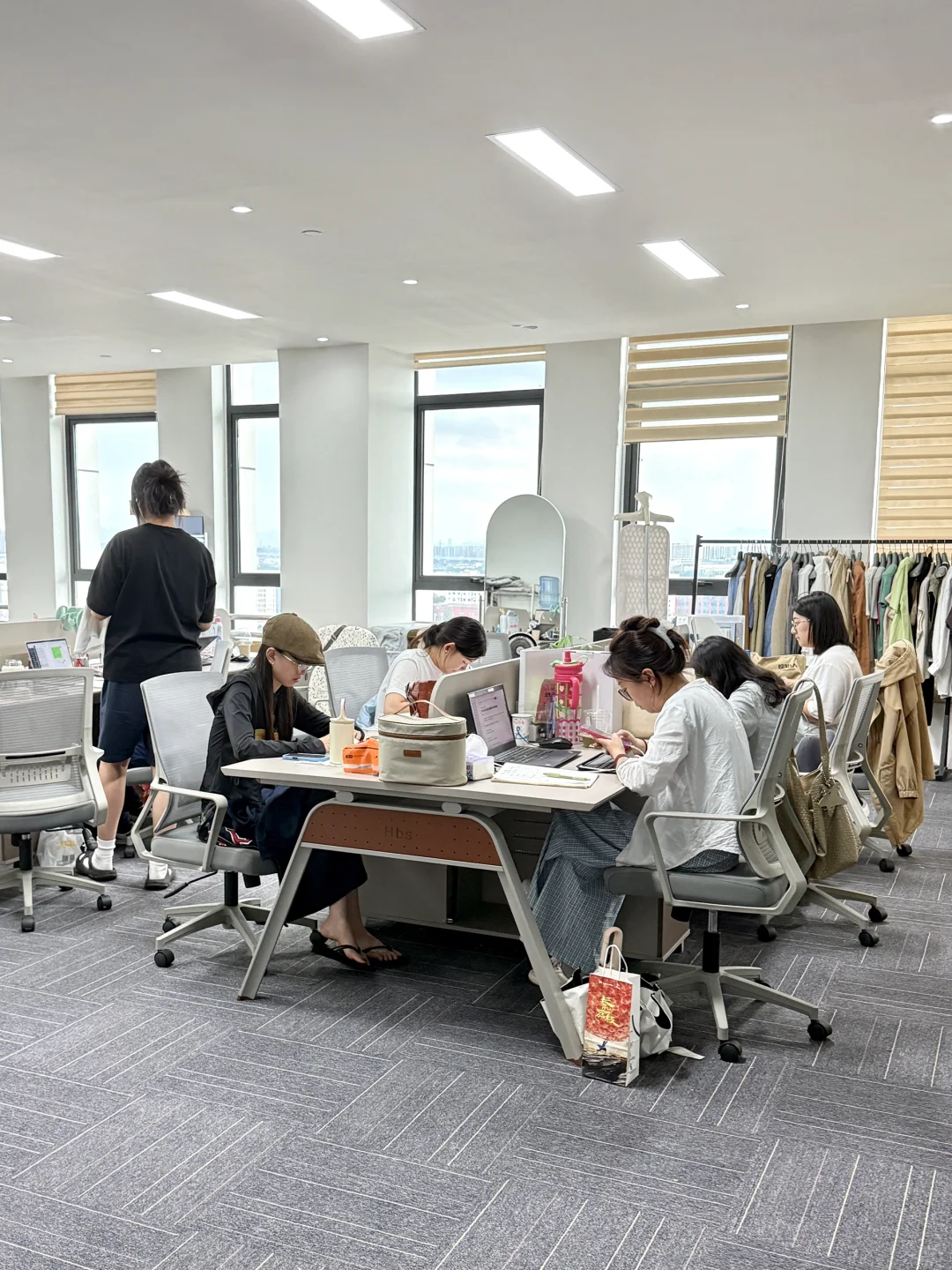 介绍一下，这是我带领的宁波全女服装团队