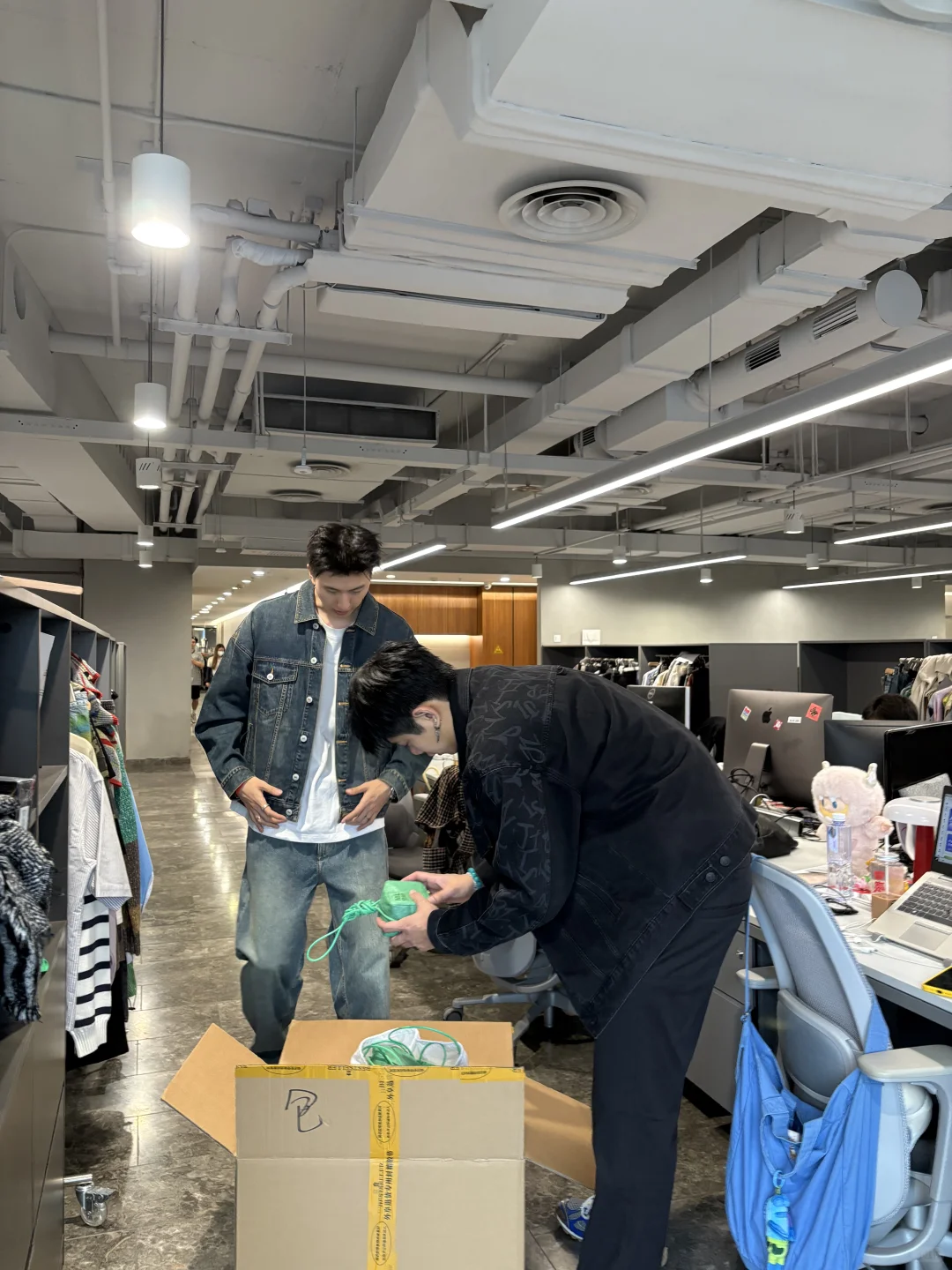 有精致衣服不穿，说明生存环境和衣服不匹配