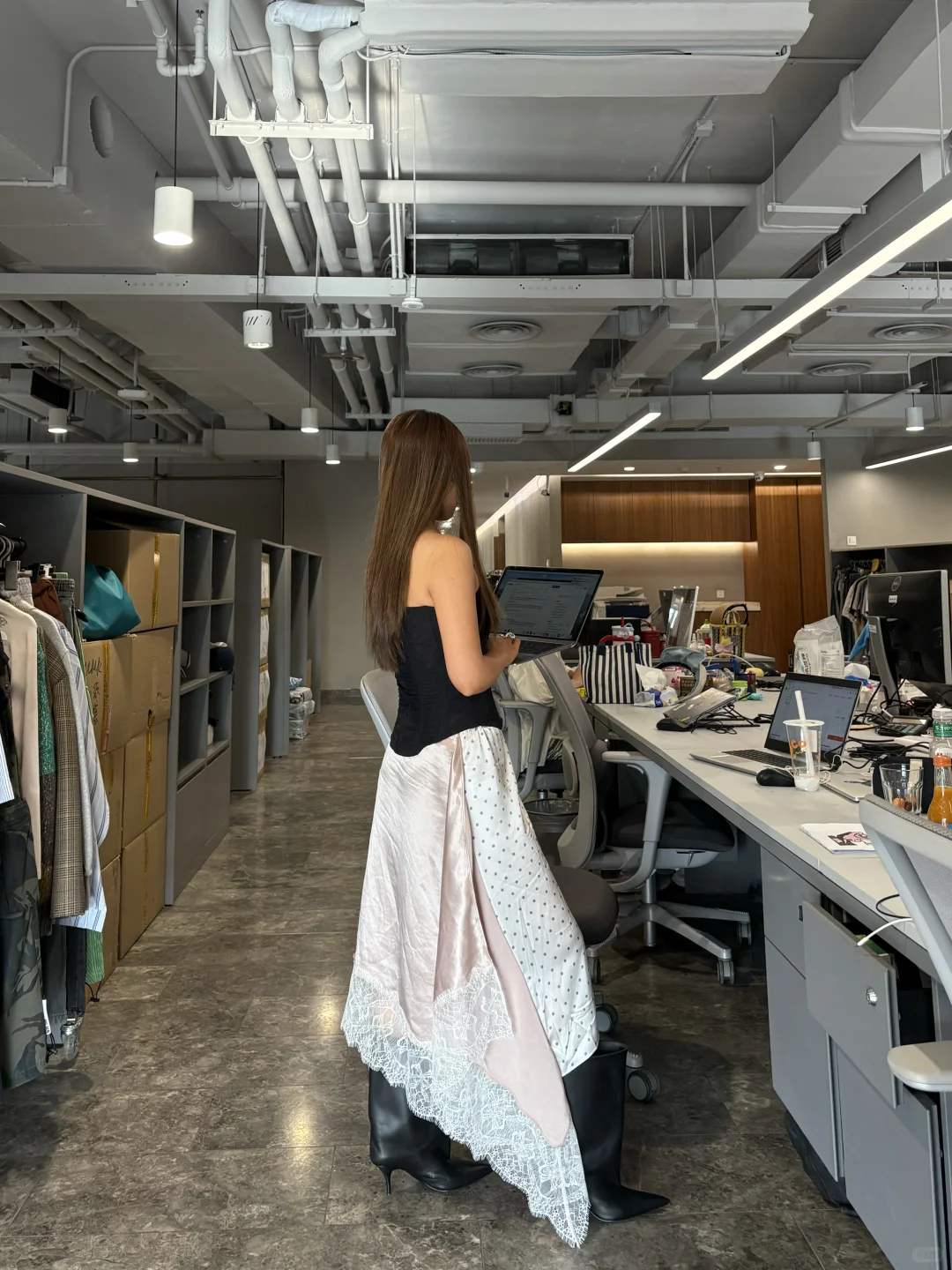 有精致衣服不穿，说明生存环境和衣服不匹配