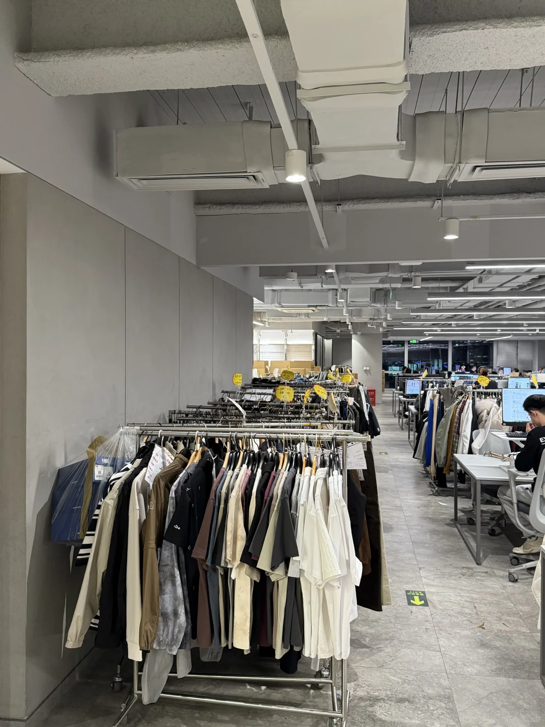 有精致衣服不穿，说明生存环境和衣服不匹配