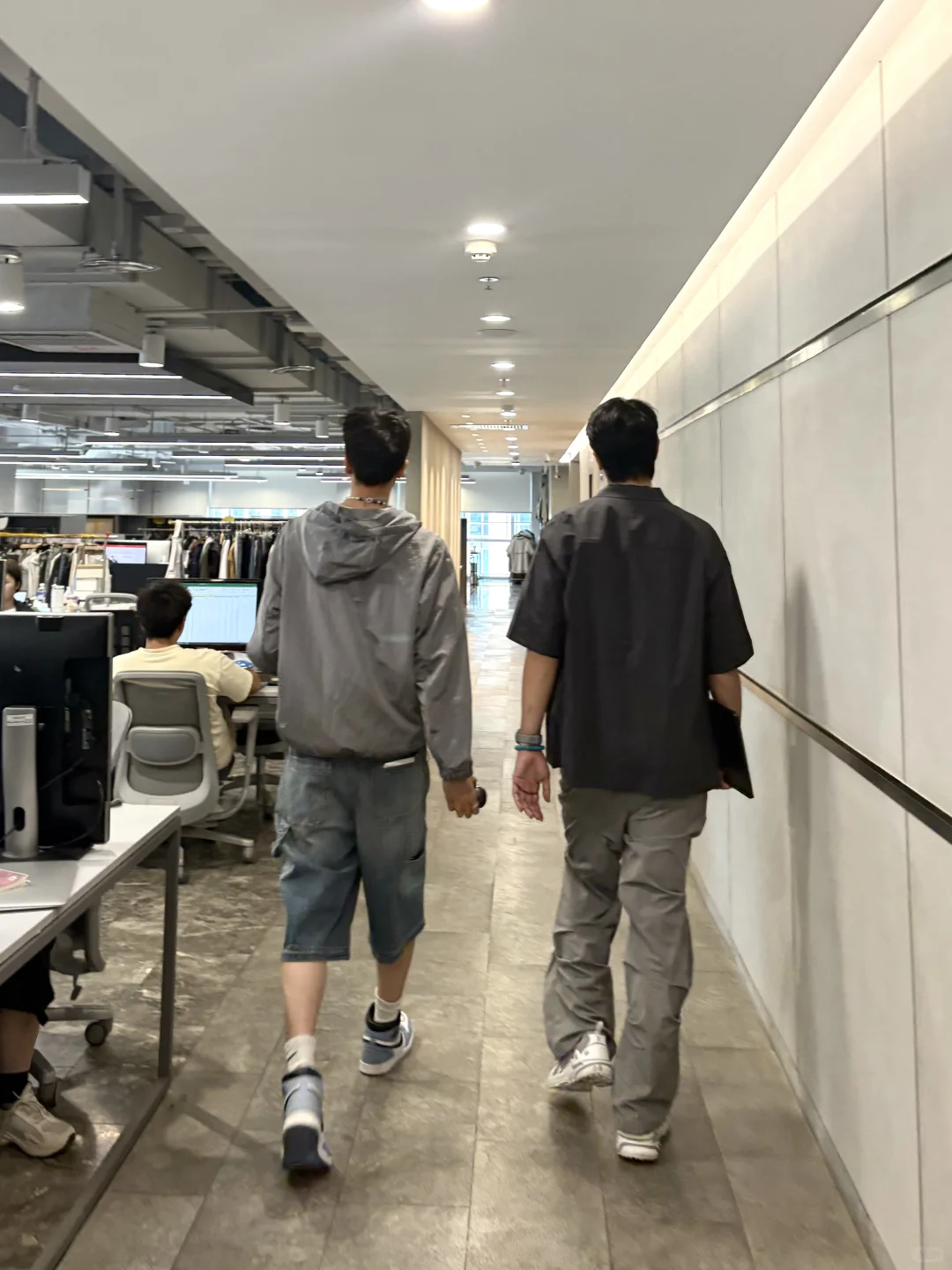 有精致衣服不穿，说明生存环境和衣服不匹配