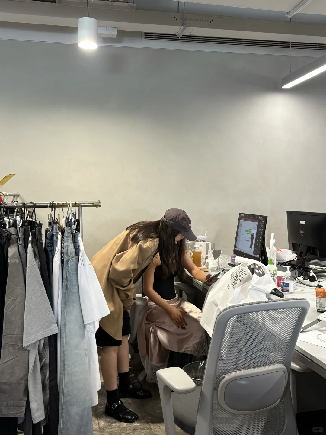 有精致衣服不穿，说明生存环境和衣服不匹配