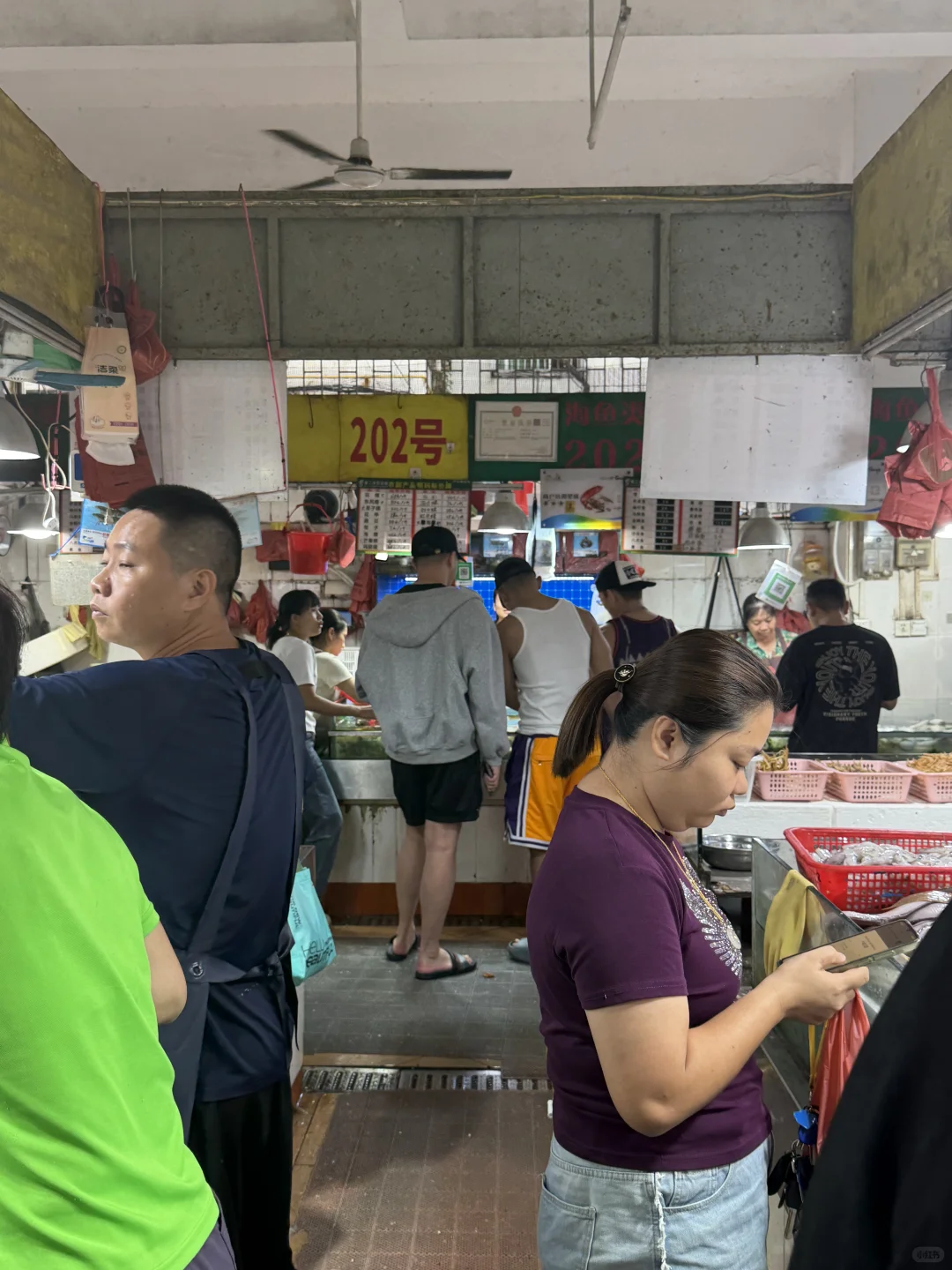 报！发现一个三亚本地人私藏的海鲜市场！