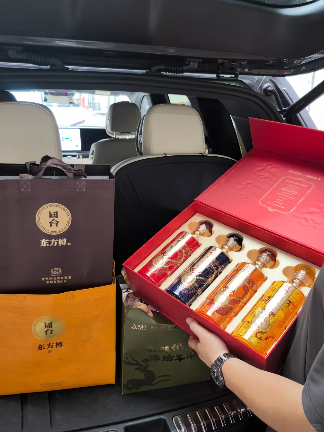 近期适合送礼的大牌白酒，国台酱酒礼盒！