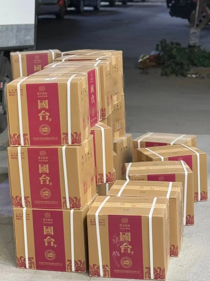 近期适合送礼的大牌白酒，国台酱酒礼盒