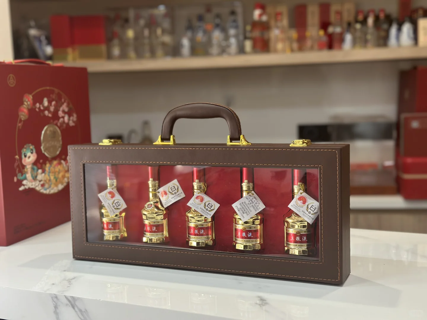 2025年五粮液最新款：金五粮液酒版礼盒??
