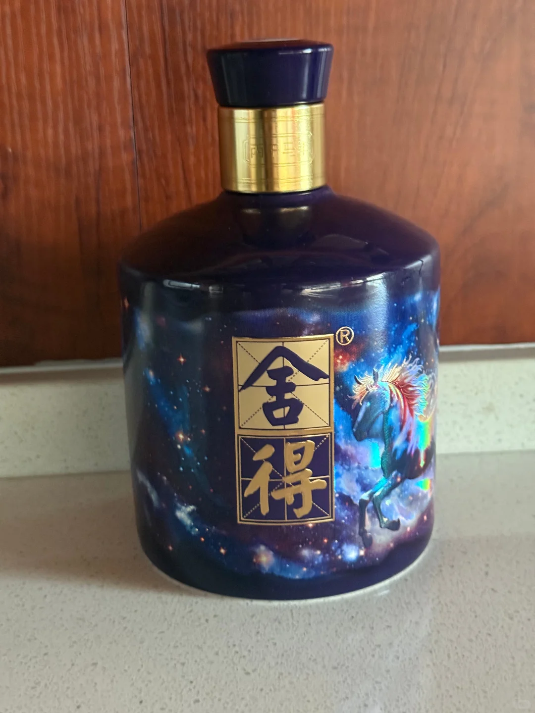54 度舍得马年生肖酒太绝了！瓶身烫金骏马寓