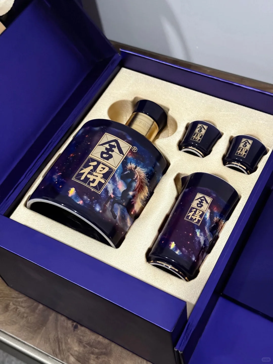 54度正宗醇香，饮得尽兴，喝得健康