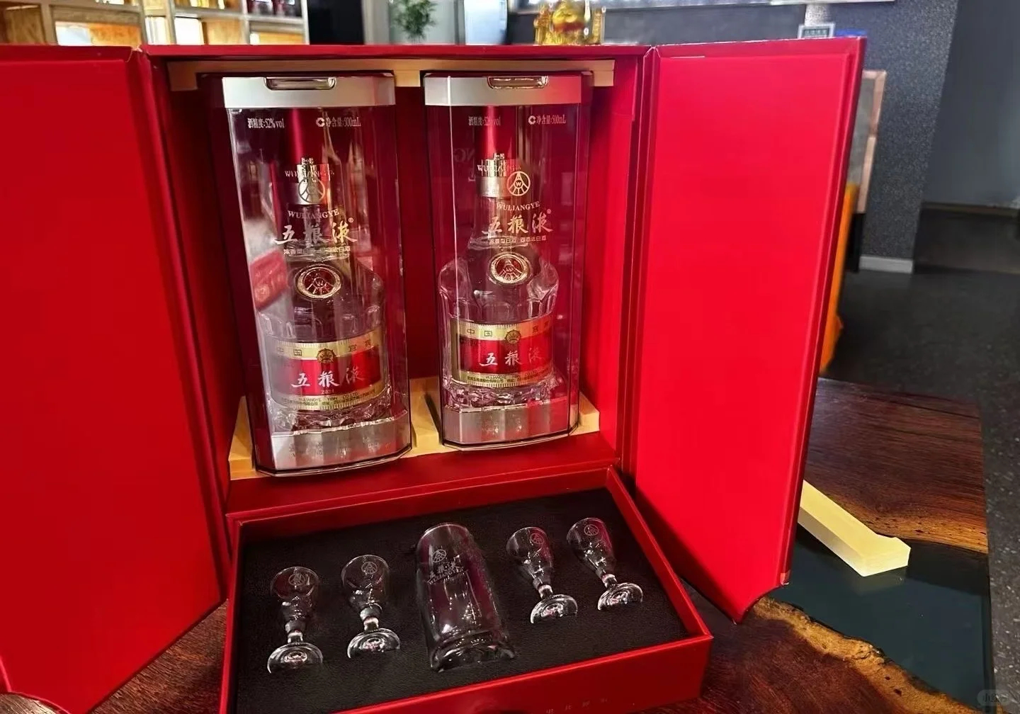 五粮液大礼盒！