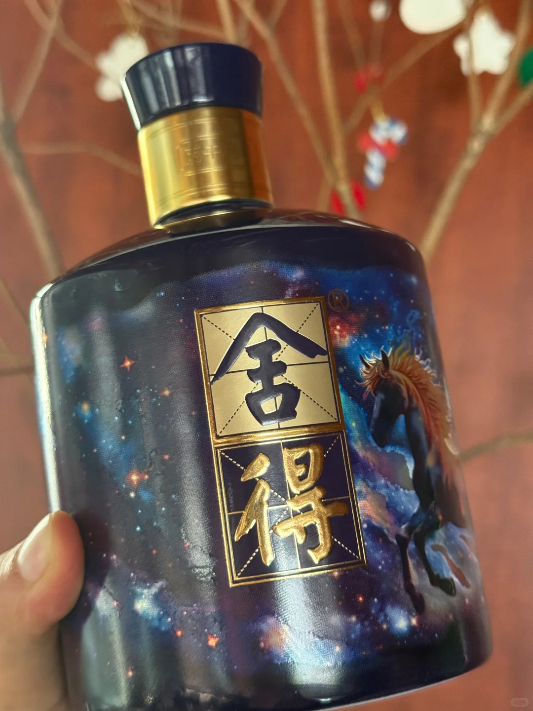 54 度舍得马年生肖酒太绝了！瓶身烫金骏马寓