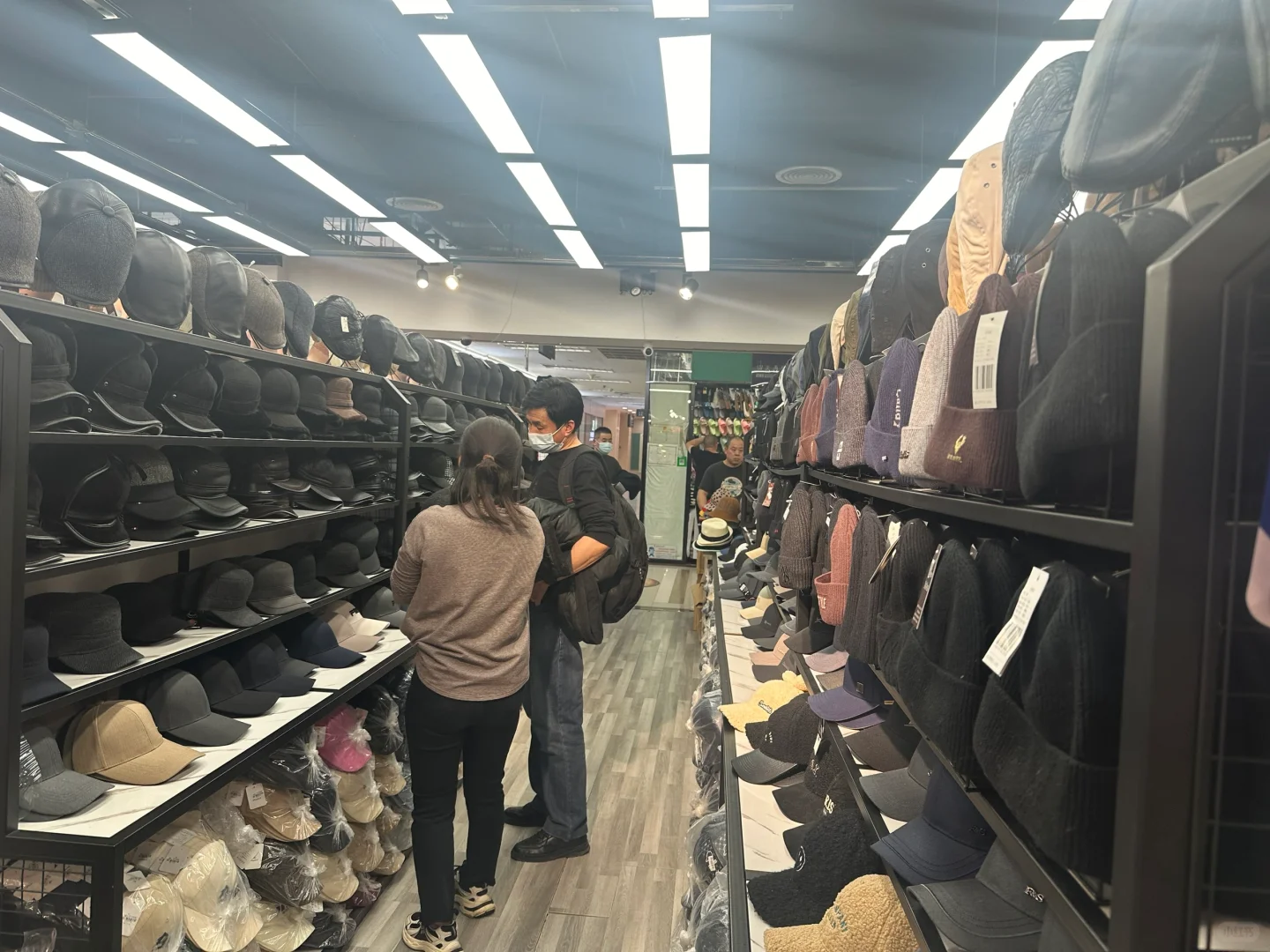 京城“小义乌”——百荣世贸商城，帽子种类丰富