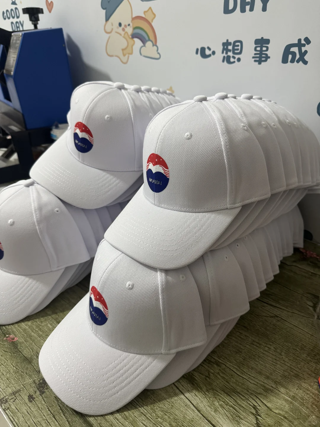 高端白色菠萝帽定制实拍