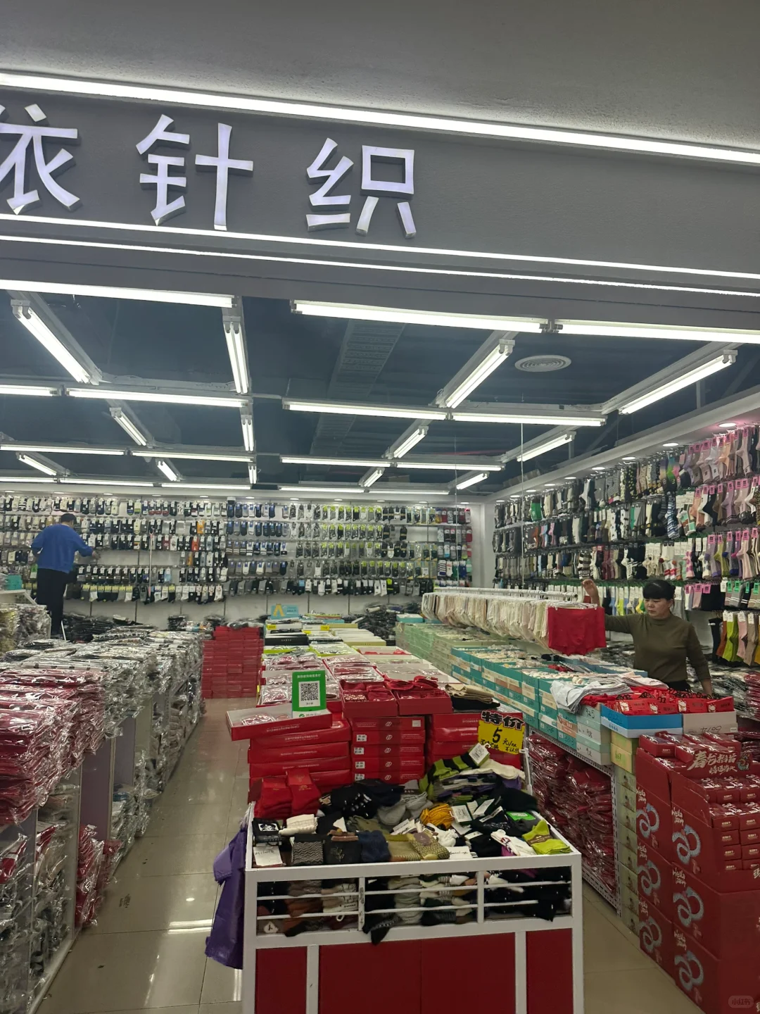 京城“小义乌”——百荣世贸商城，帽子种类丰富