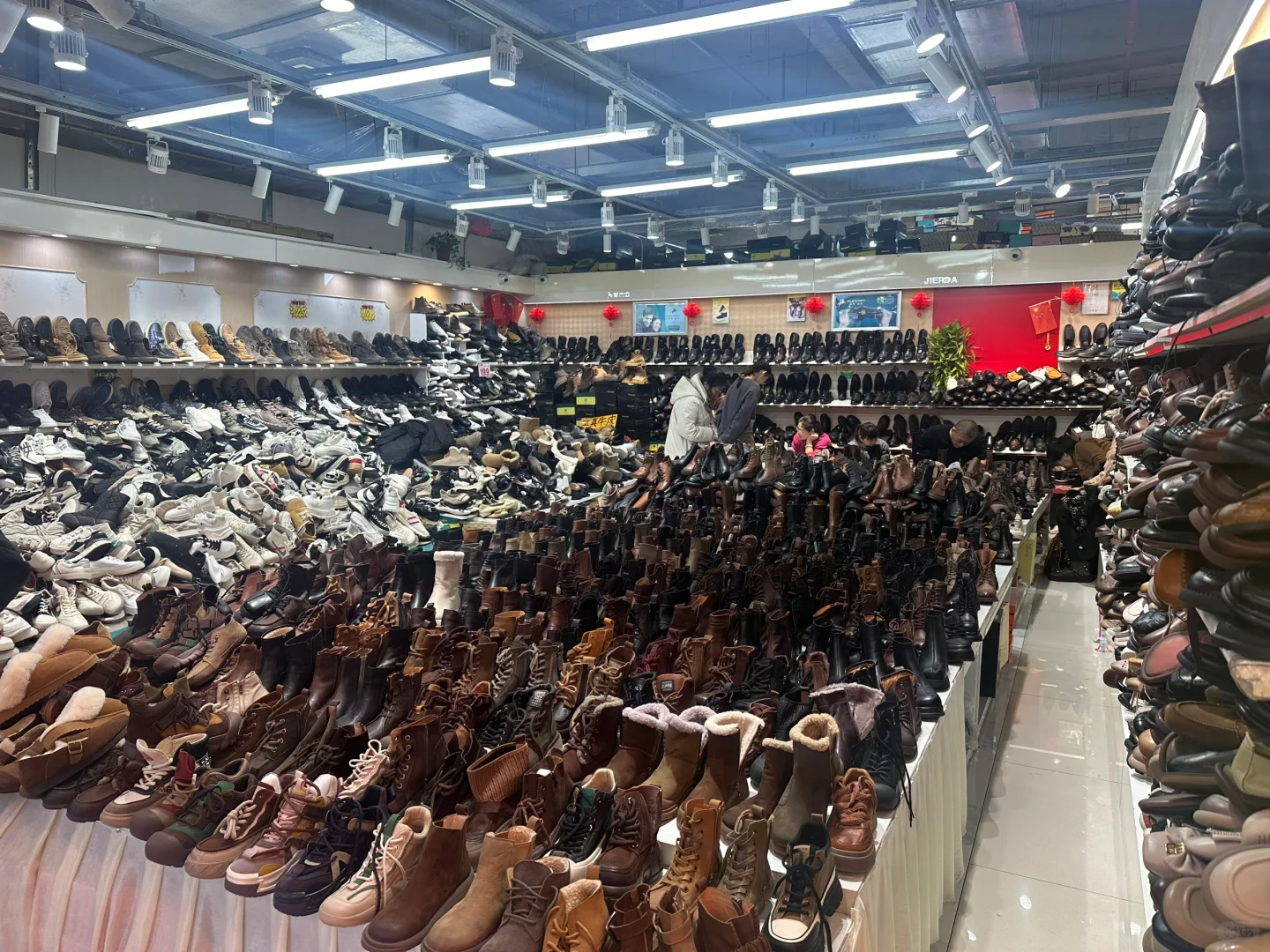 京城“小义乌”——百荣世贸商城，帽子种类丰富