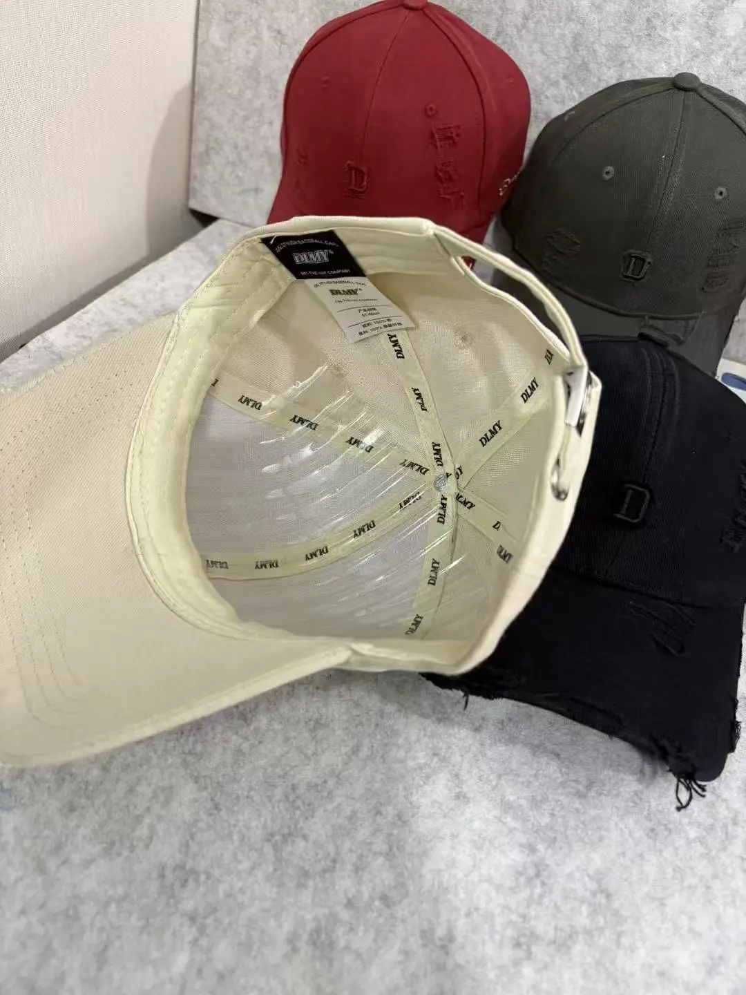 00后大学生勇闯义乌做帽子