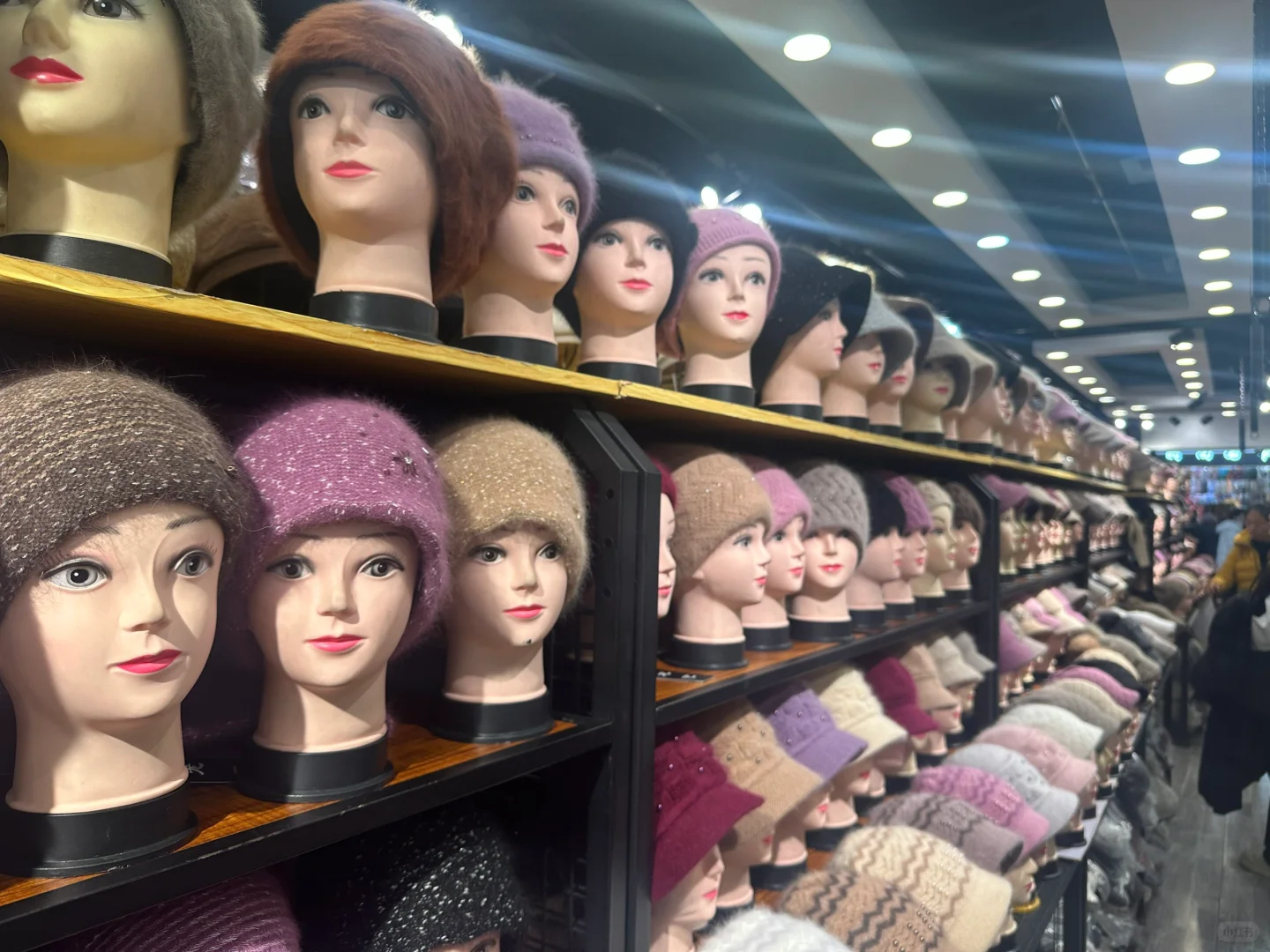 京城“小义乌”——百荣世贸商城，帽子种类丰富