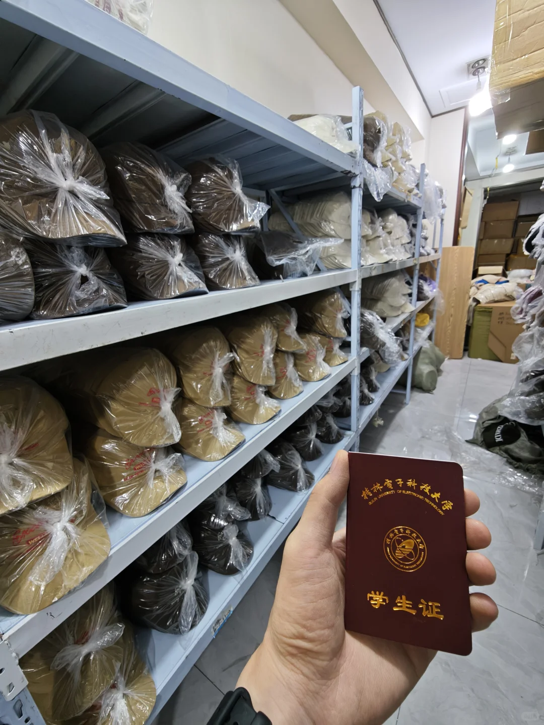 00后大学生勇闯义乌做帽子