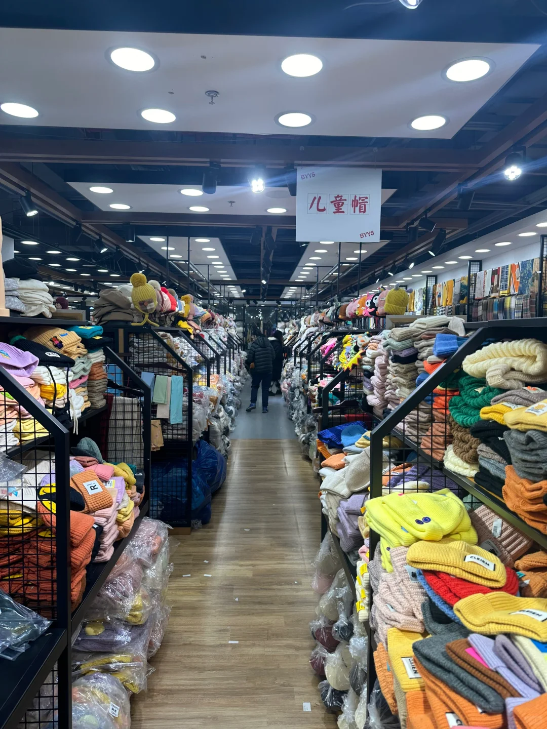 京城“小义乌”——百荣世贸商城，帽子种类丰富