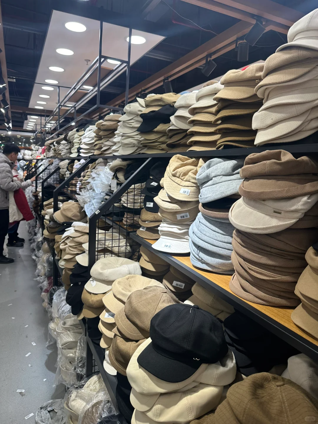 京城“小义乌”——百荣世贸商城，帽子种类丰富