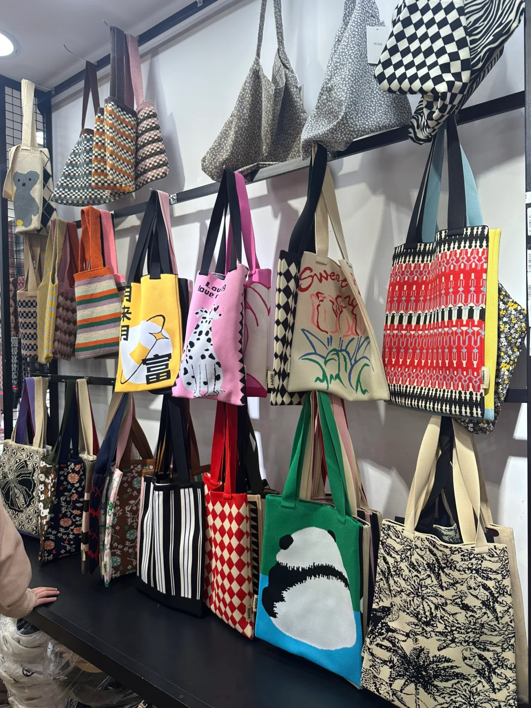 京城“小义乌”——百荣世贸商城，帽子种类丰富