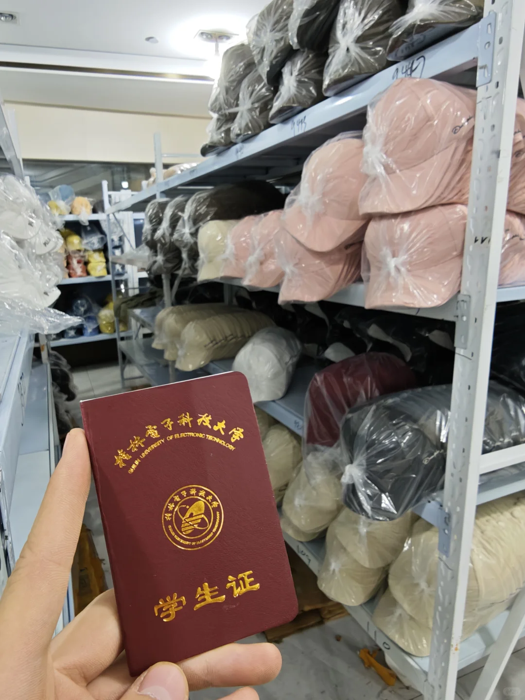 00后大学生勇闯义乌做帽子