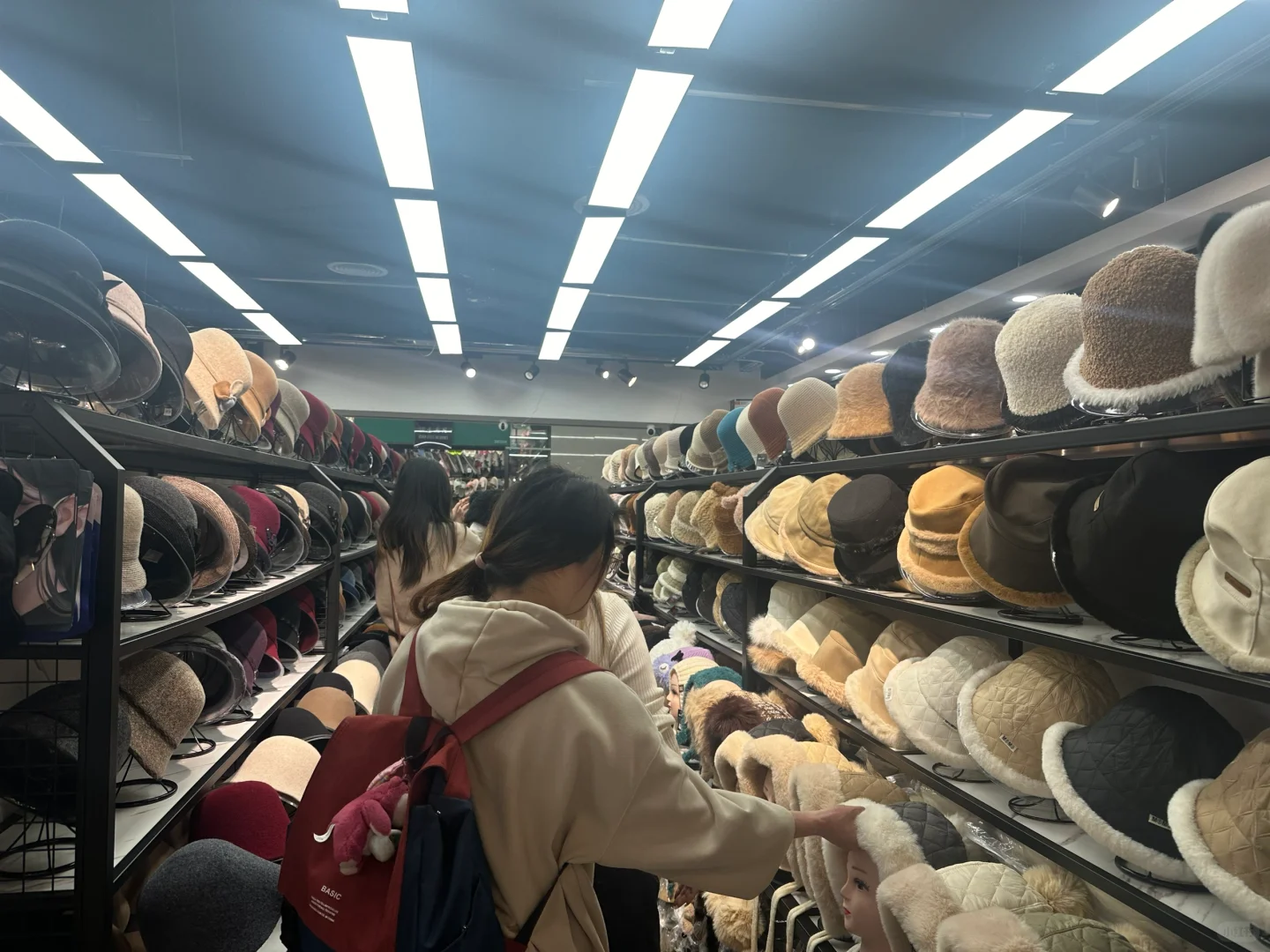 京城“小义乌”——百荣世贸商城，帽子种类丰富