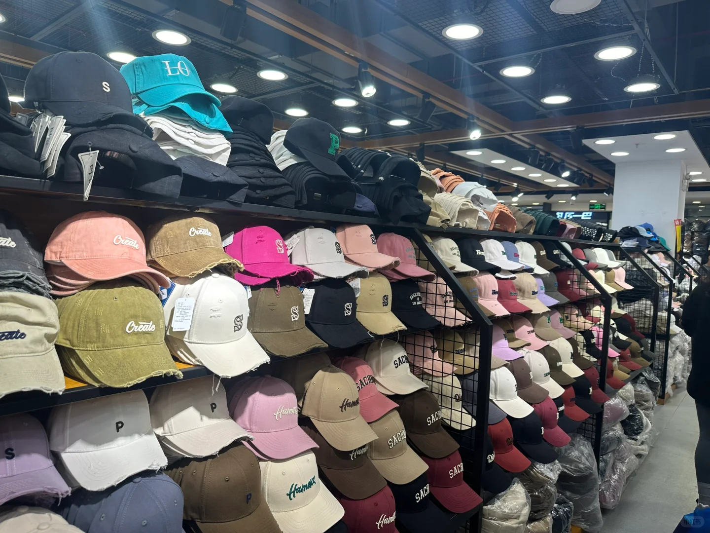 京城“小义乌”——百荣世贸商城，帽子种类丰富