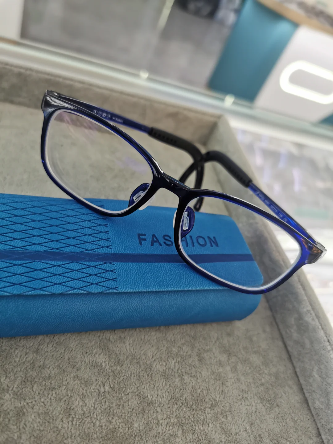 晶体厚的孩子容易涨度数吗？