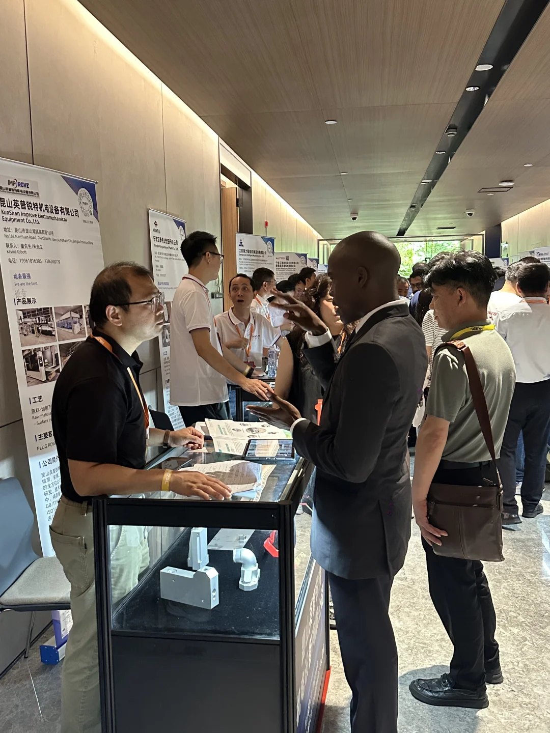 11月22日，上海，超千人线下全球采供对接会