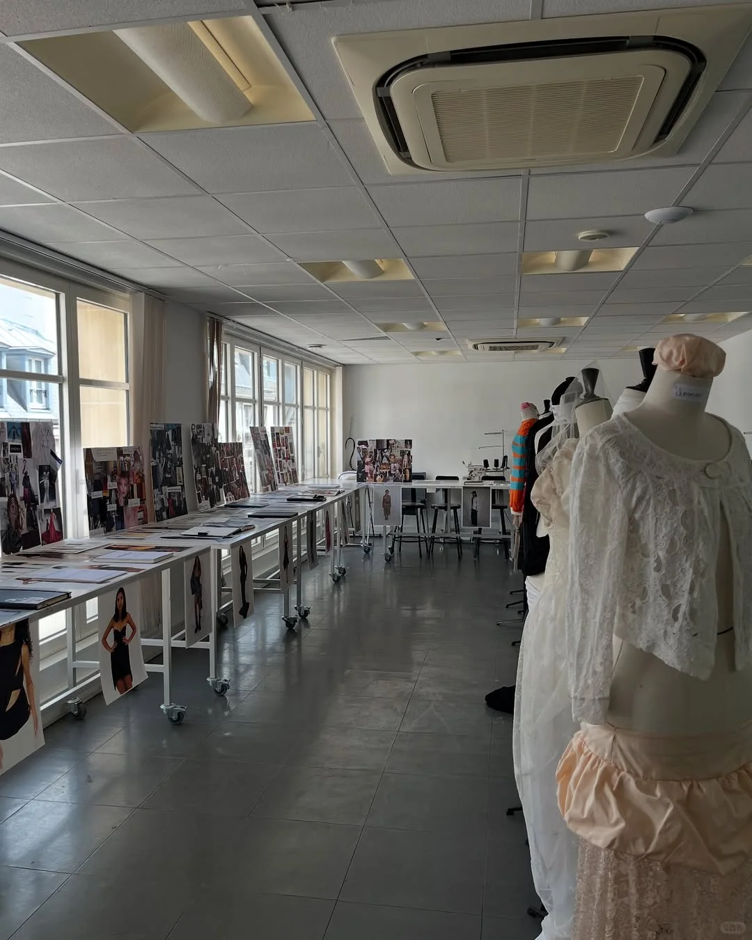 ✨帕森斯巴黎教室里的小型时装展?