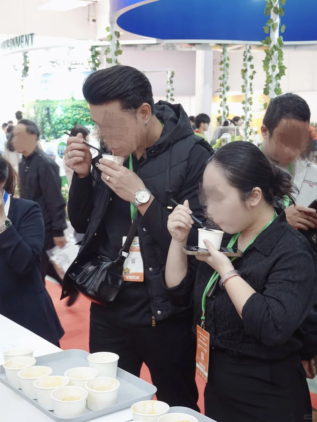 谁懂啊！臭宝展台被挤爆了！香到挪不动脚