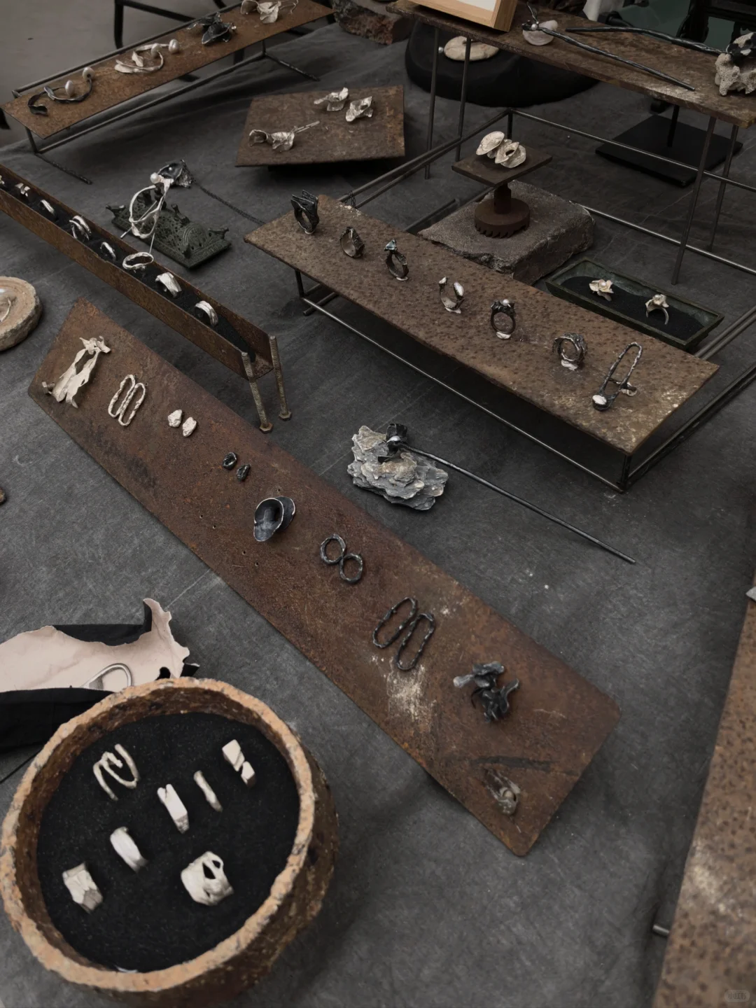 废铁里生长｜工地废料焊出的首饰展陈