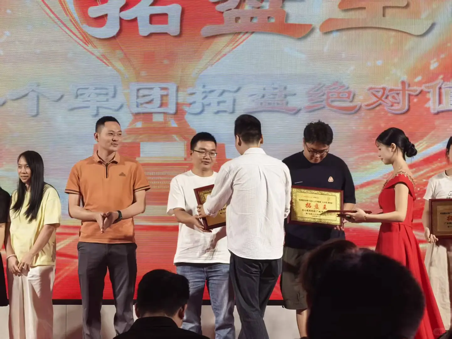 我们的小伙伴们拿奖拿到手软～