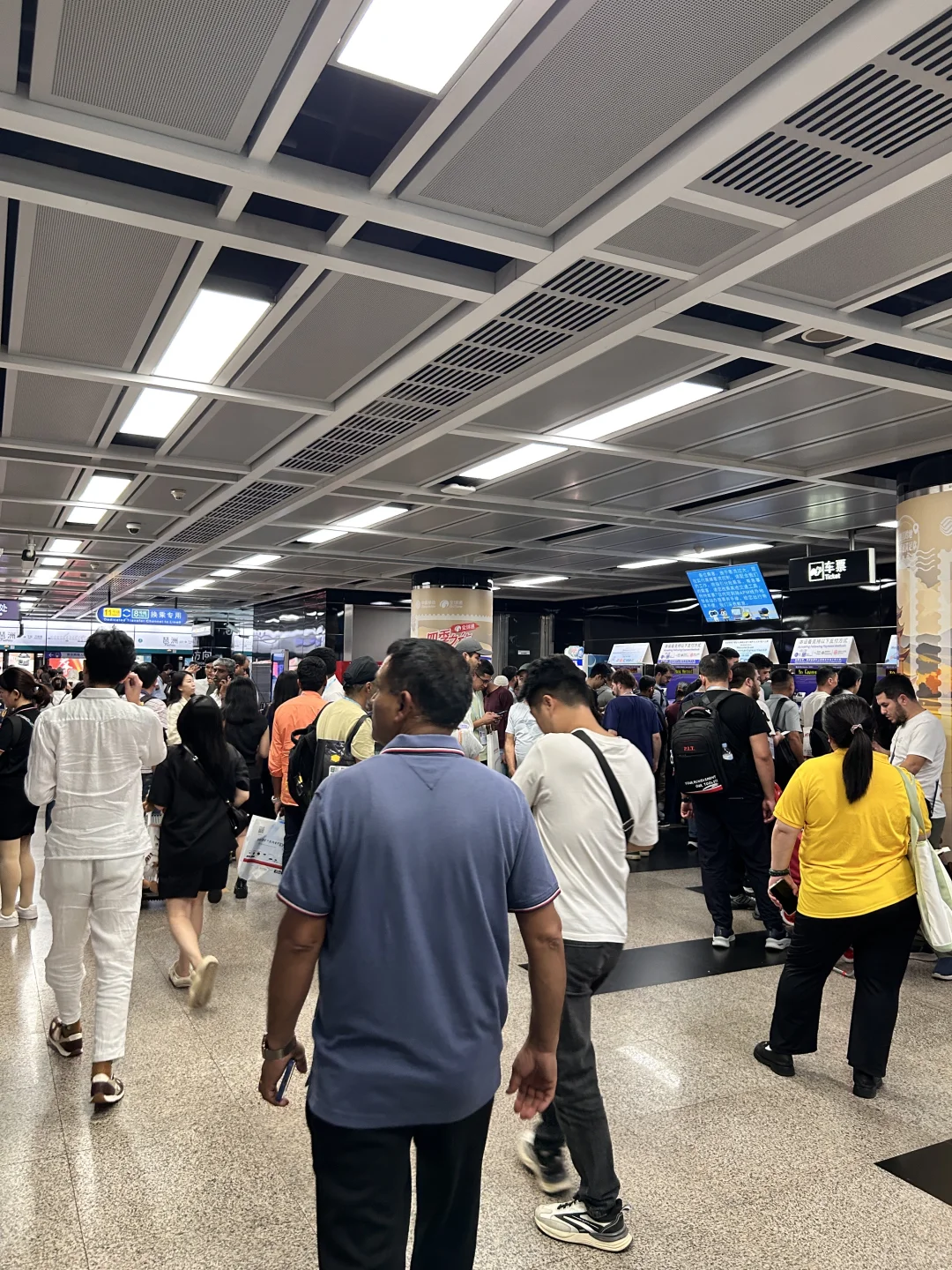 广交会，外国人挤外国人……