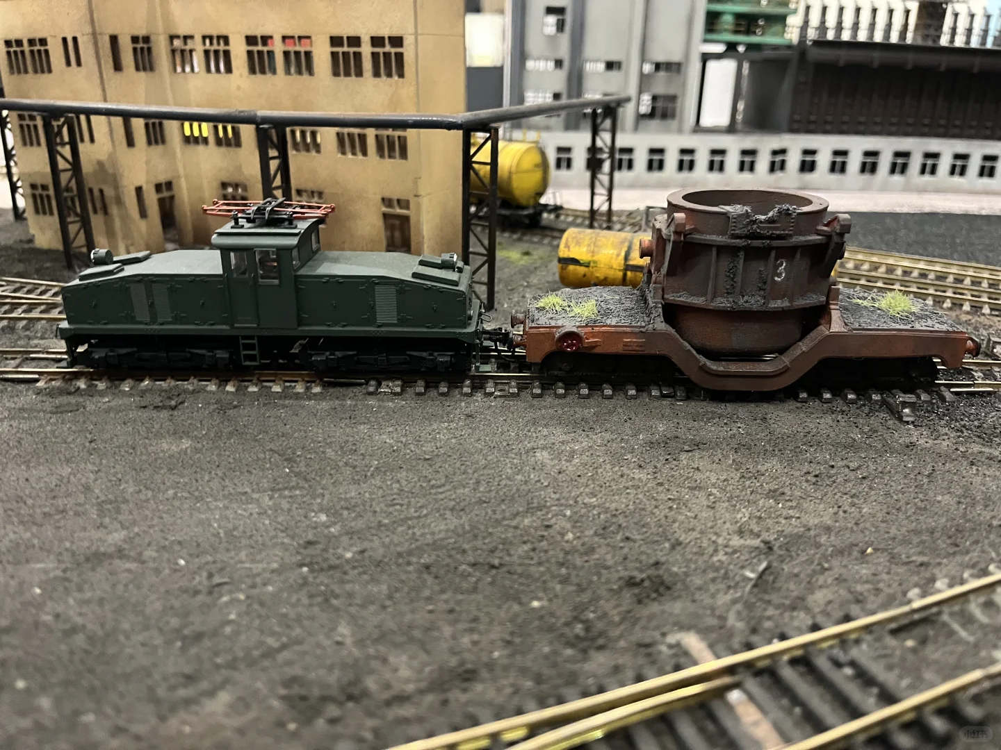 在厂区运行的特种车辆——钢包车