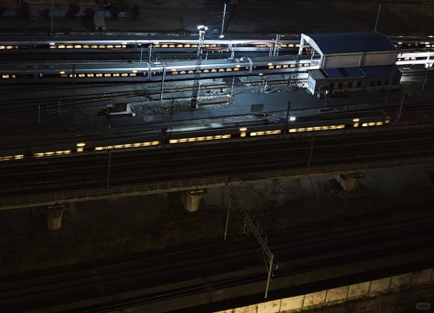 难得捕捉到四辆铁轨上的交通工具