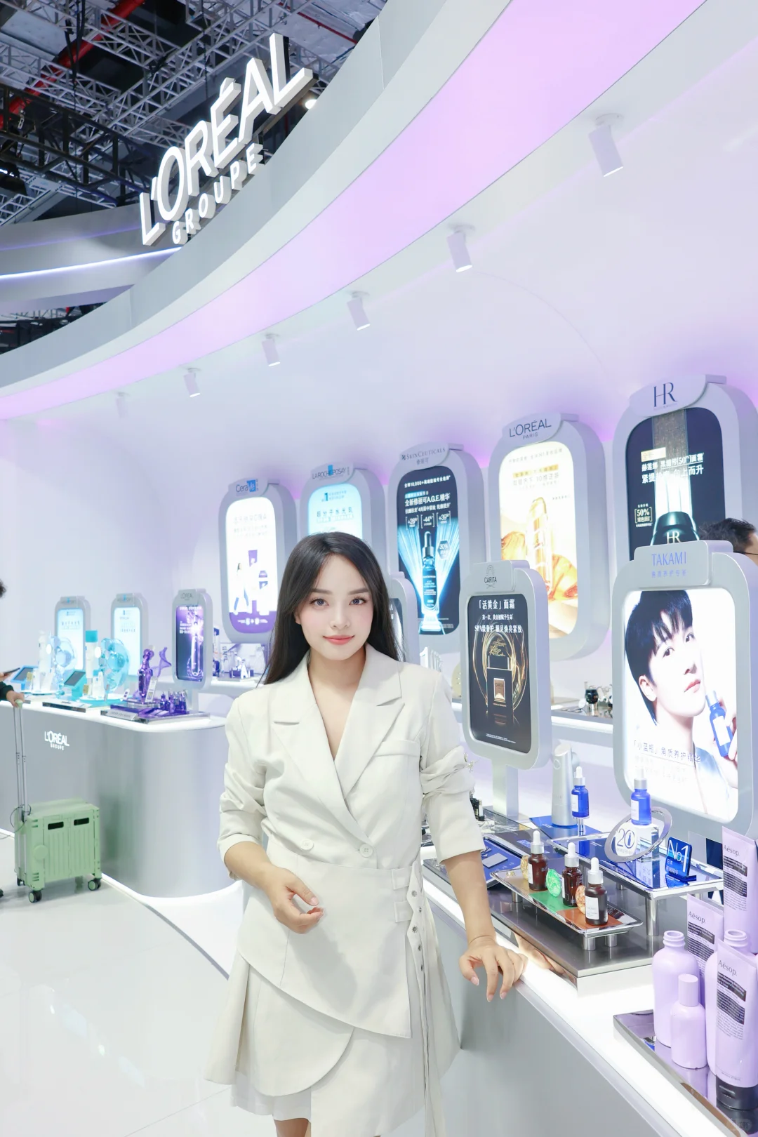 我替你们把欧莱雅“美妆宇宙”搬回家了?